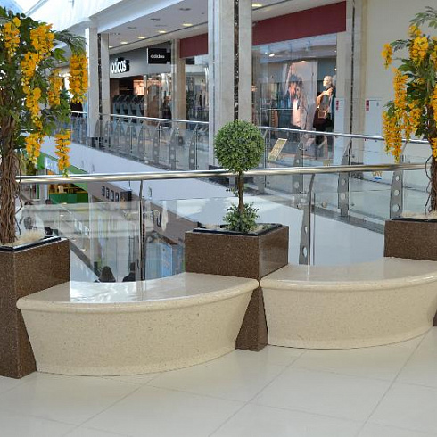 вазоны, скамейки для зон отдыха торгового комплекса