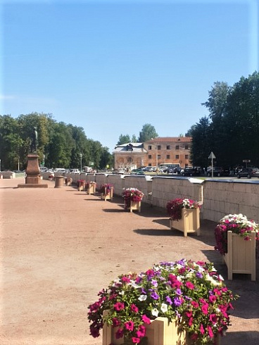 вазон из стеклопластика, под камень