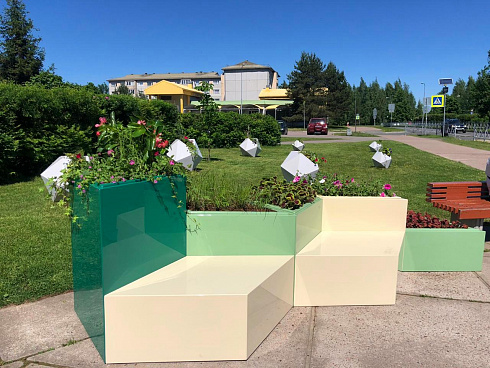 цветочницы и скамейки в форме ромба для городского благоустройства