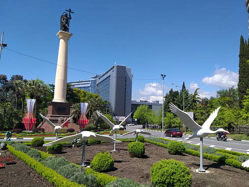 Арт-объект "Журавль" с крыльями вниз 